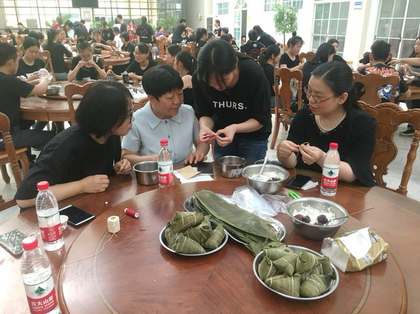 孙院长体验做香囊.JPG