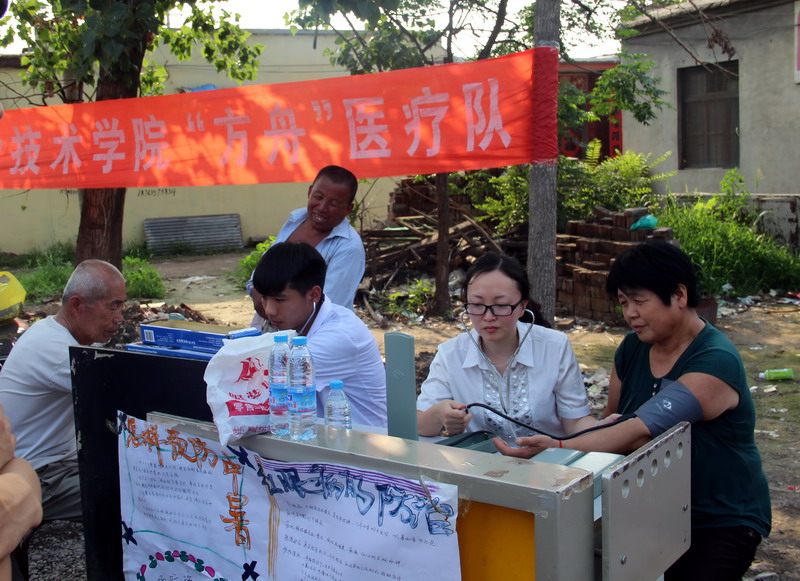 p护理学院:暑期下乡为村民义务体检 (1).jpg