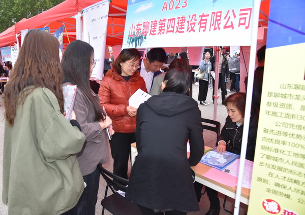 招聘会5.JPG