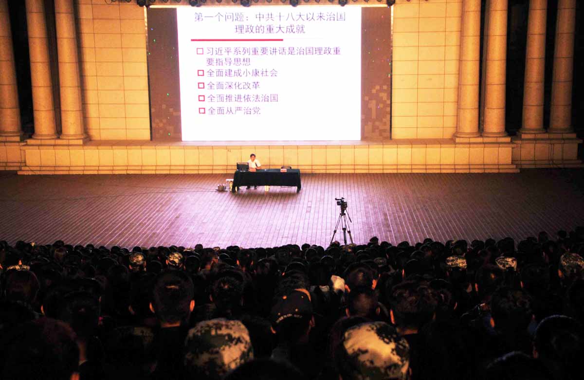 薛庆超讲课.jpg