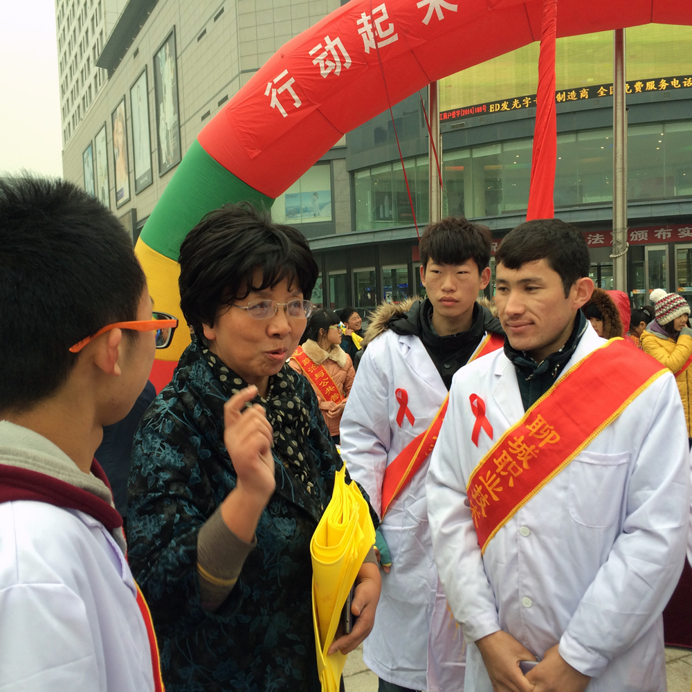 医学院：参加市“艾滋病日”防治宣传活动 (1).JPG